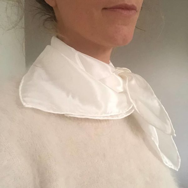 Petit foulard pongée de soie roulotté