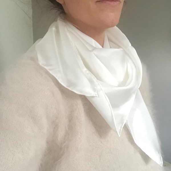 Grand foulard twill de soie roulotté
